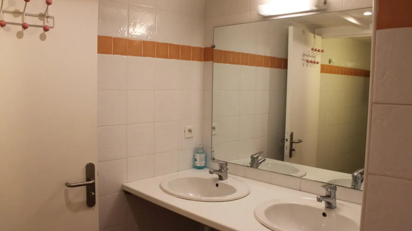 Grange des Tilleuls - Sanitaires - Gîtes de Groupe d'Etape - Roure - Alpes-Maritimes