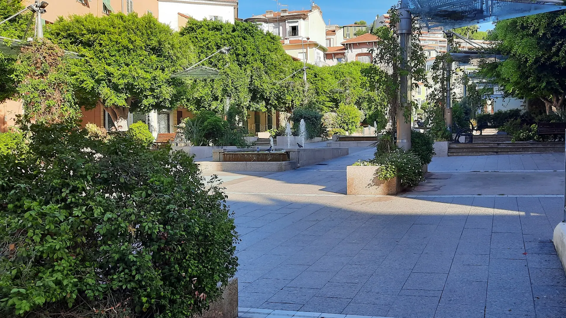 Ilots de verdure de la place Lorédan Larchey