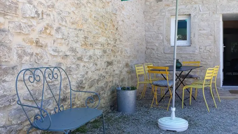 vous n'aviez pas pensé aux boules de pétanque ? vous les trouverez sous l'escalier !