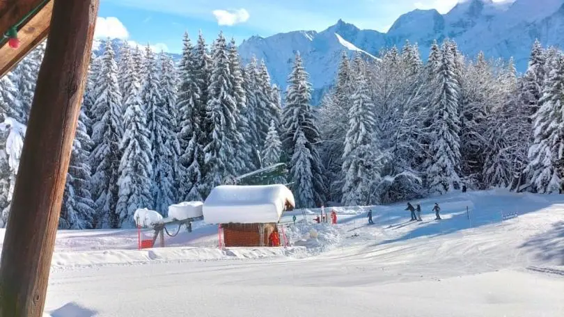 Chalet sur les pistes d'une petite station en hiver