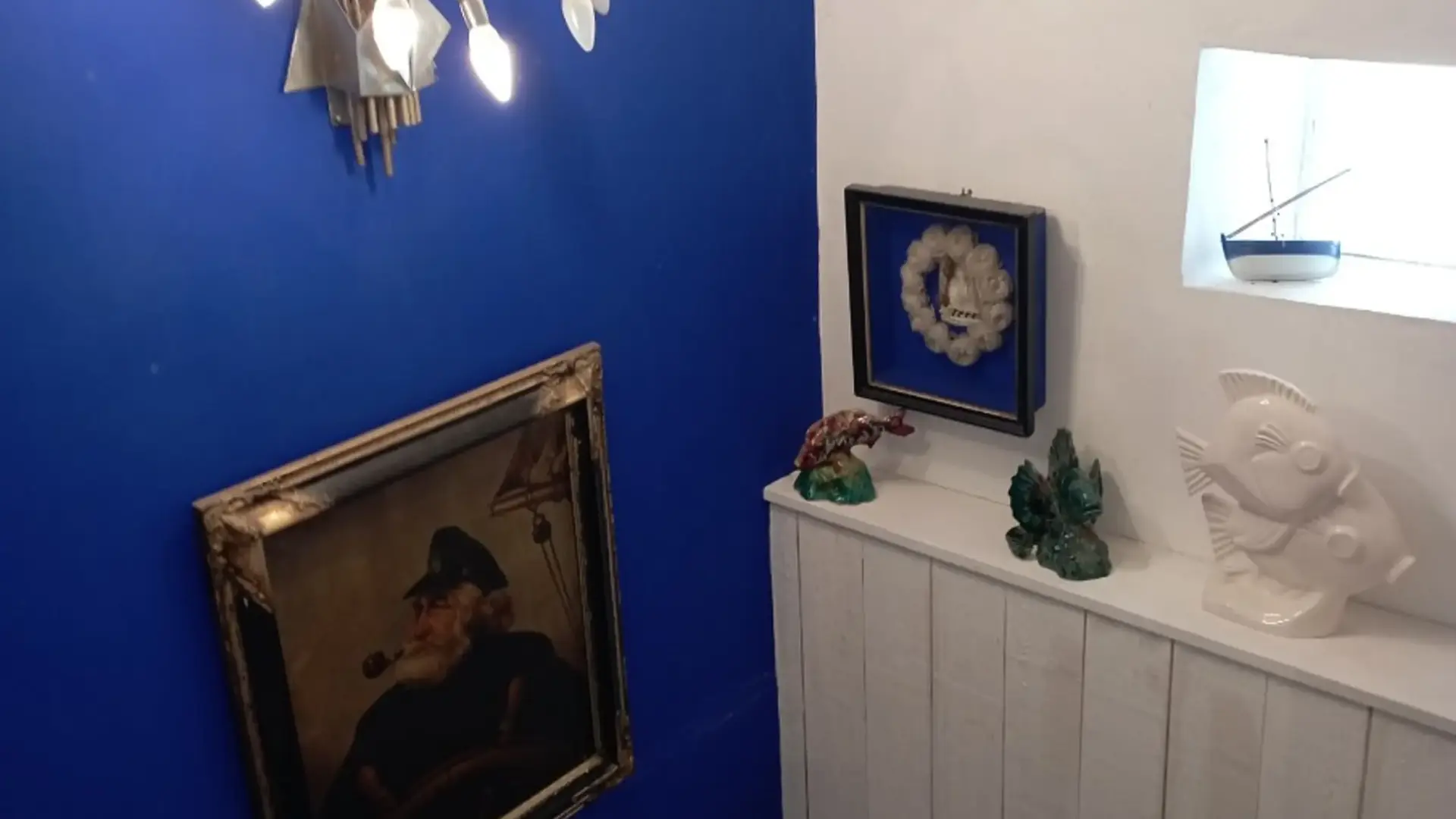 Escalier décoré menant à l'étage