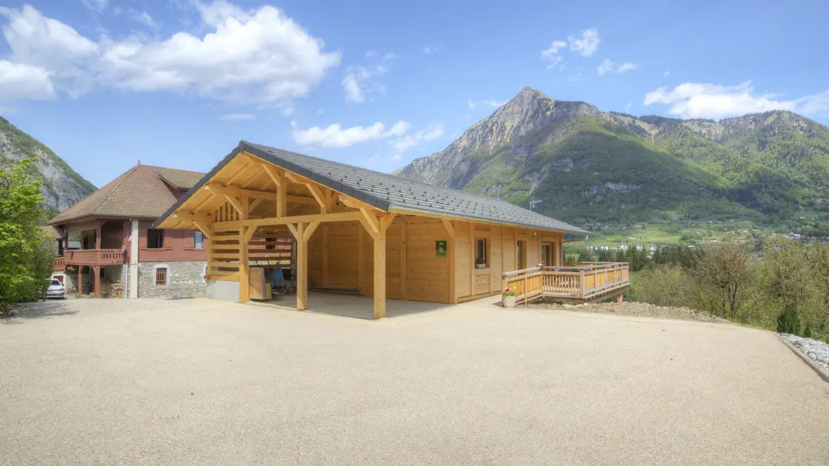 Le parking avec l'abri voiture