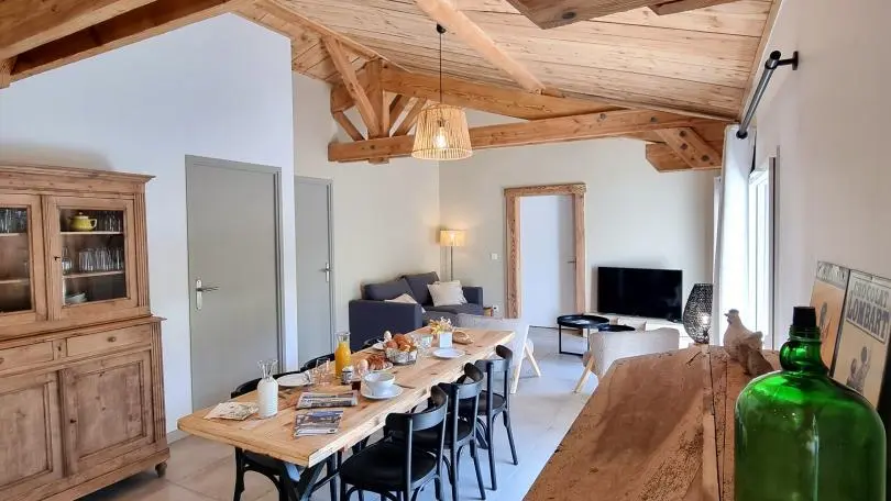 Séjour avec cuisine ouverte sur la salle à manger et le salon.