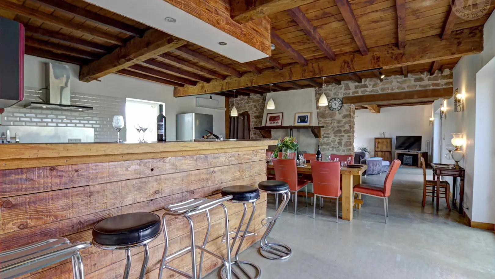 Pièce à vivre avec cuisine ouverte, salle à manger et salon détente.