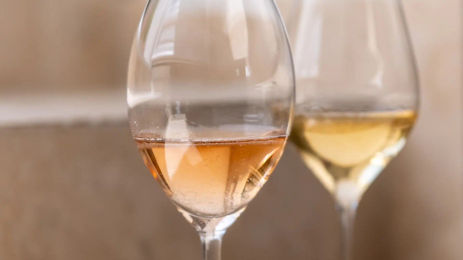 Champagne Rosé et Champagne blanc pour illustrer la diversité des Champagnes