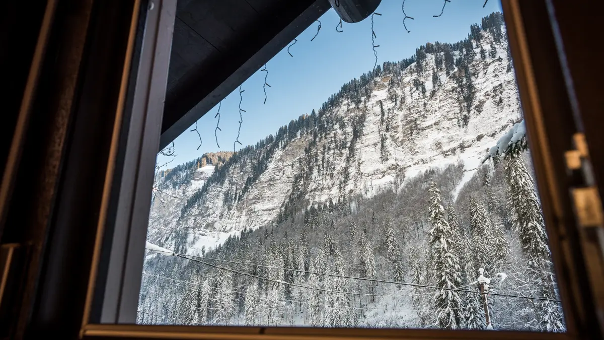 vue sur la falaise du lac