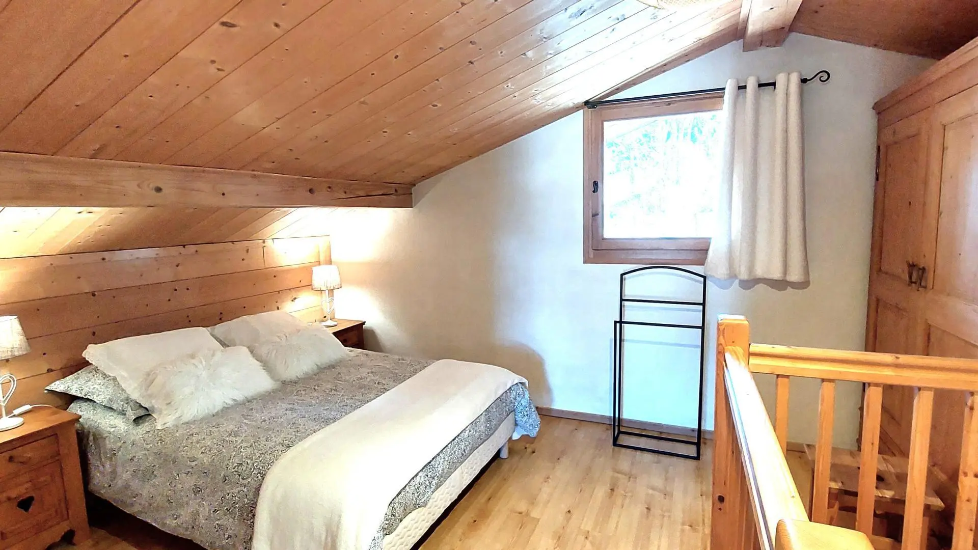 Chambre mezzanine, lit double 140 X 190 cm