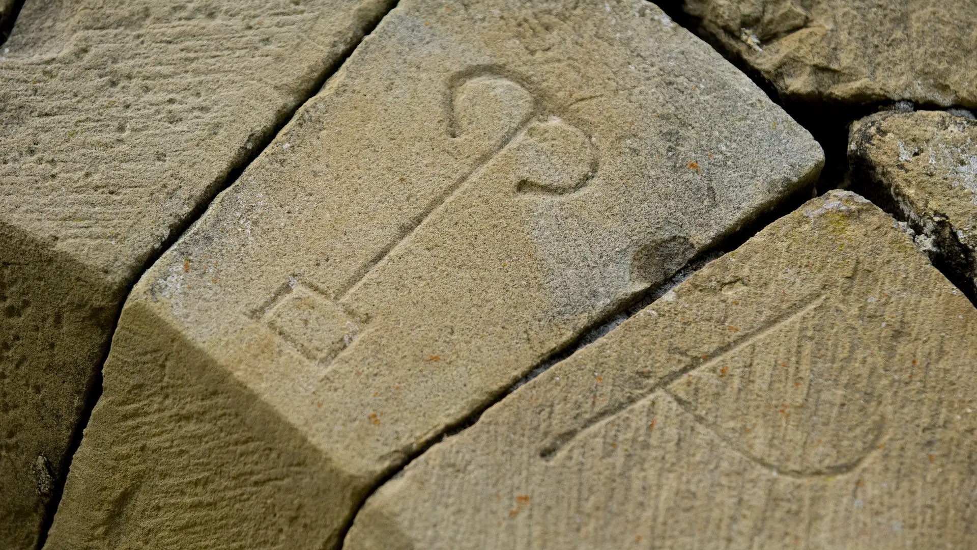 Marques de tâcheron sur l'église de Saint-Cyrice