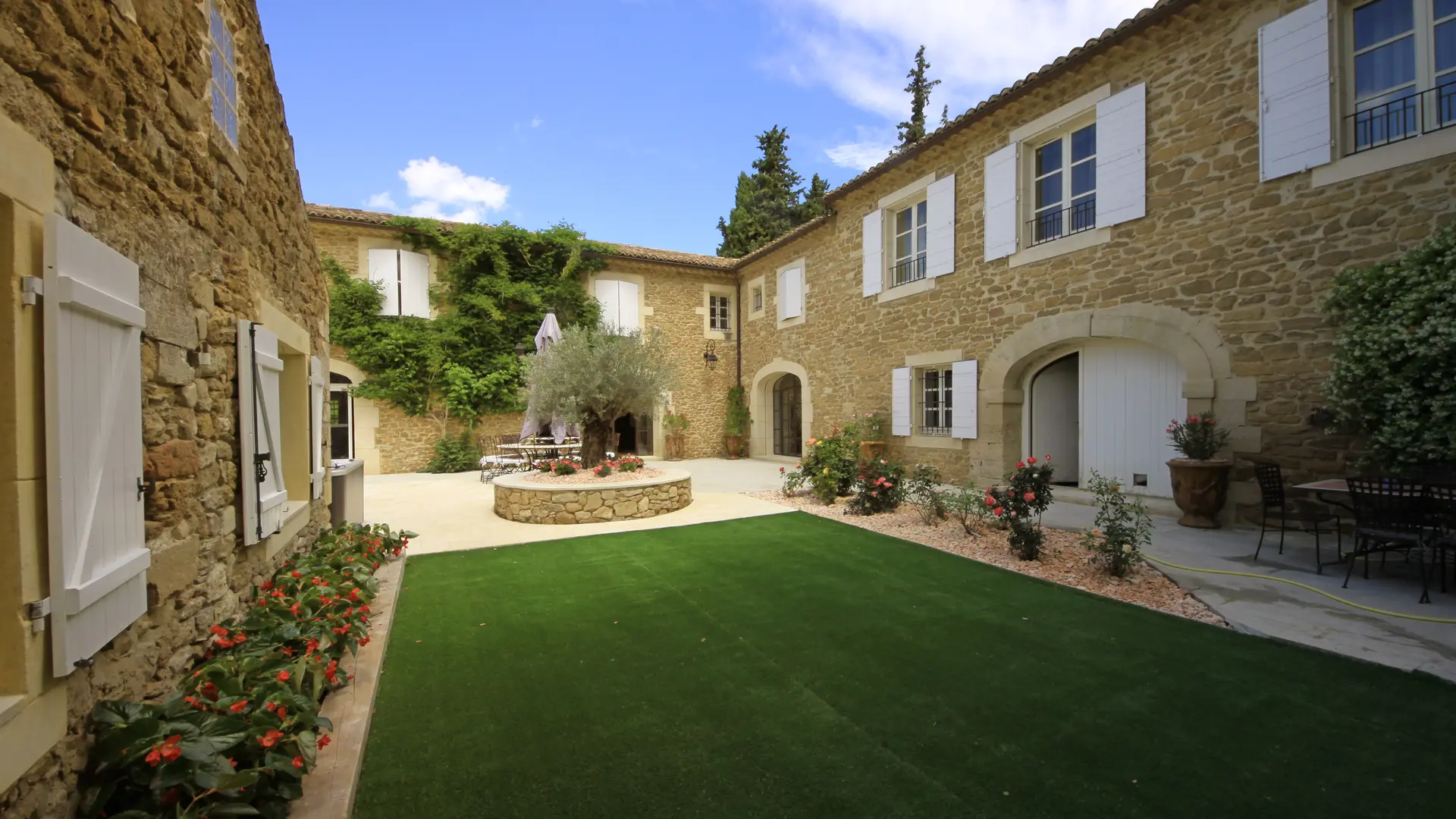 Cour - Le Mas de Loisonville