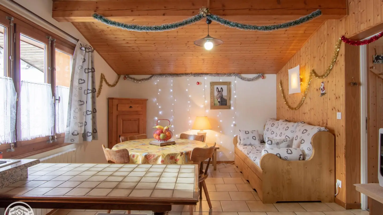 Coin salon vu de l'entrée.