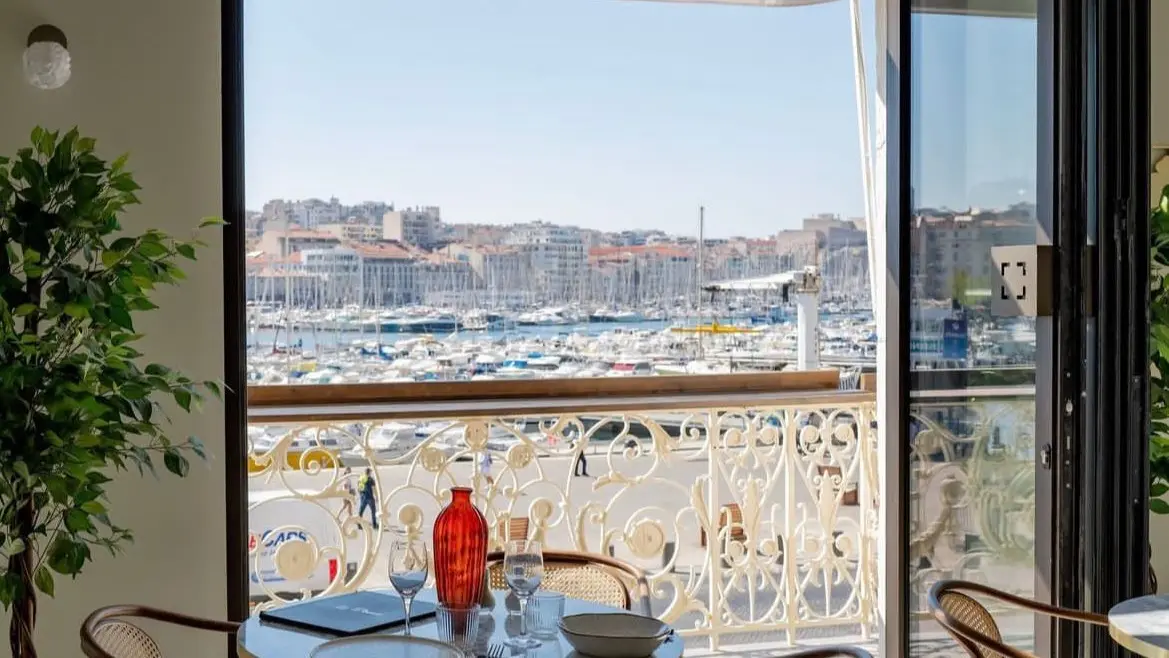 table devant fenêtre avec vue sur le vieux port