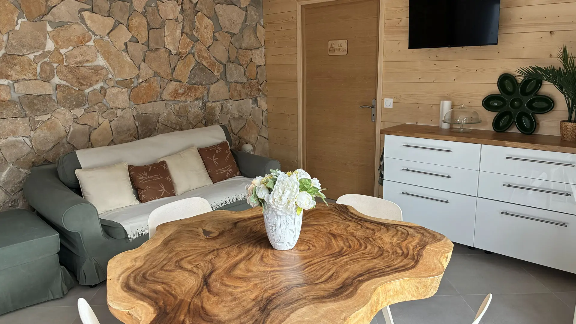 Pièce à vivre de l'appartement PMR du bas