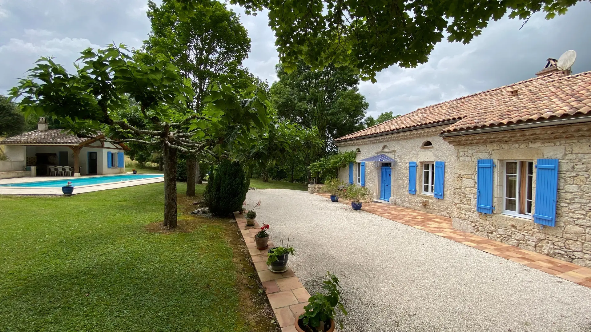 Maison depuis pergola