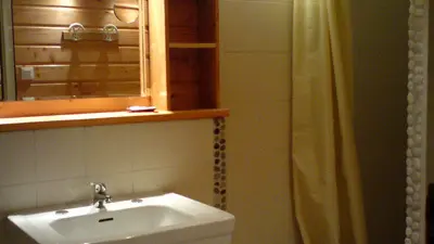 La salle d'eau équipée d'une douche, d'un  lavabo et d'un WC . Attenant à cette pièce un deuxième WC privatif .