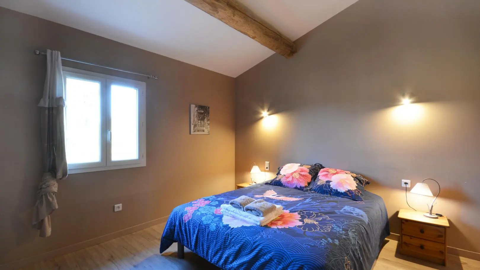 GRANDE CHAMBRE EXPOSEE AU NORD MAIS LUMINEUSE.AVEC PLACARD DE RANGEMENT