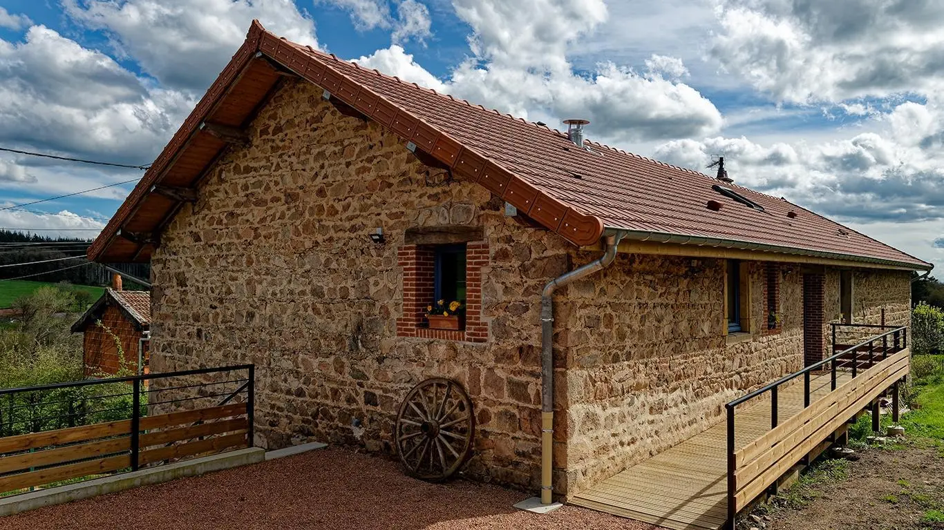 Entrée du gîte avec accès PMR + Parking 
©?R.MOISSONNIER