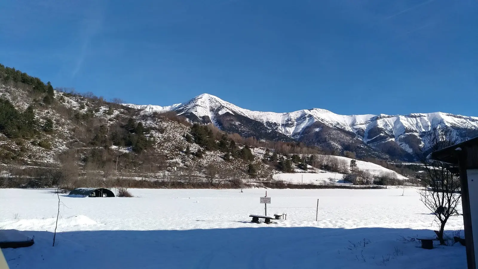 la piste sous la neige