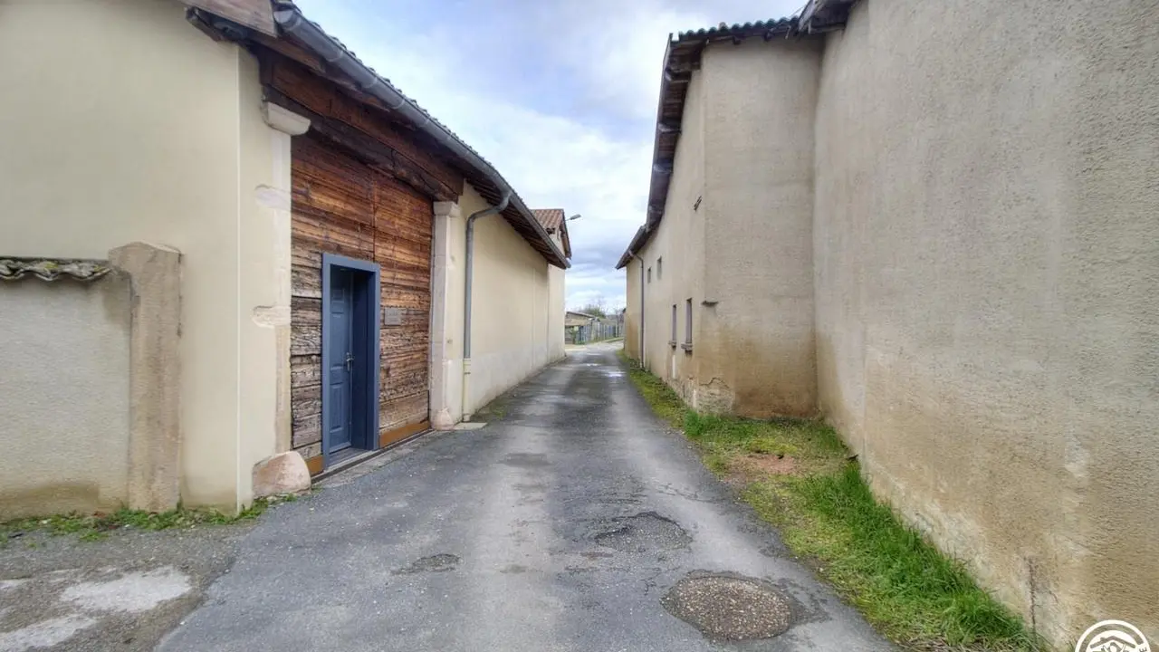 Le gîte se situe sur votre gauche en arrivant (façade en bois), et le parking sécurisé est au bout de l'impasse (chez les propriétaires).