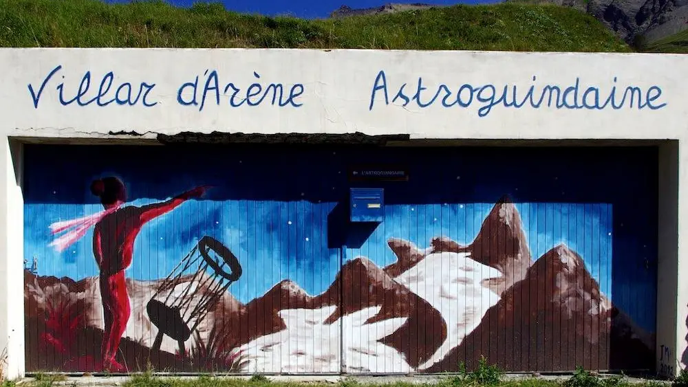 Garage de l'observatoire qui est un utile repère pour localiser l'acces à l'observatoire niché dans la montagne