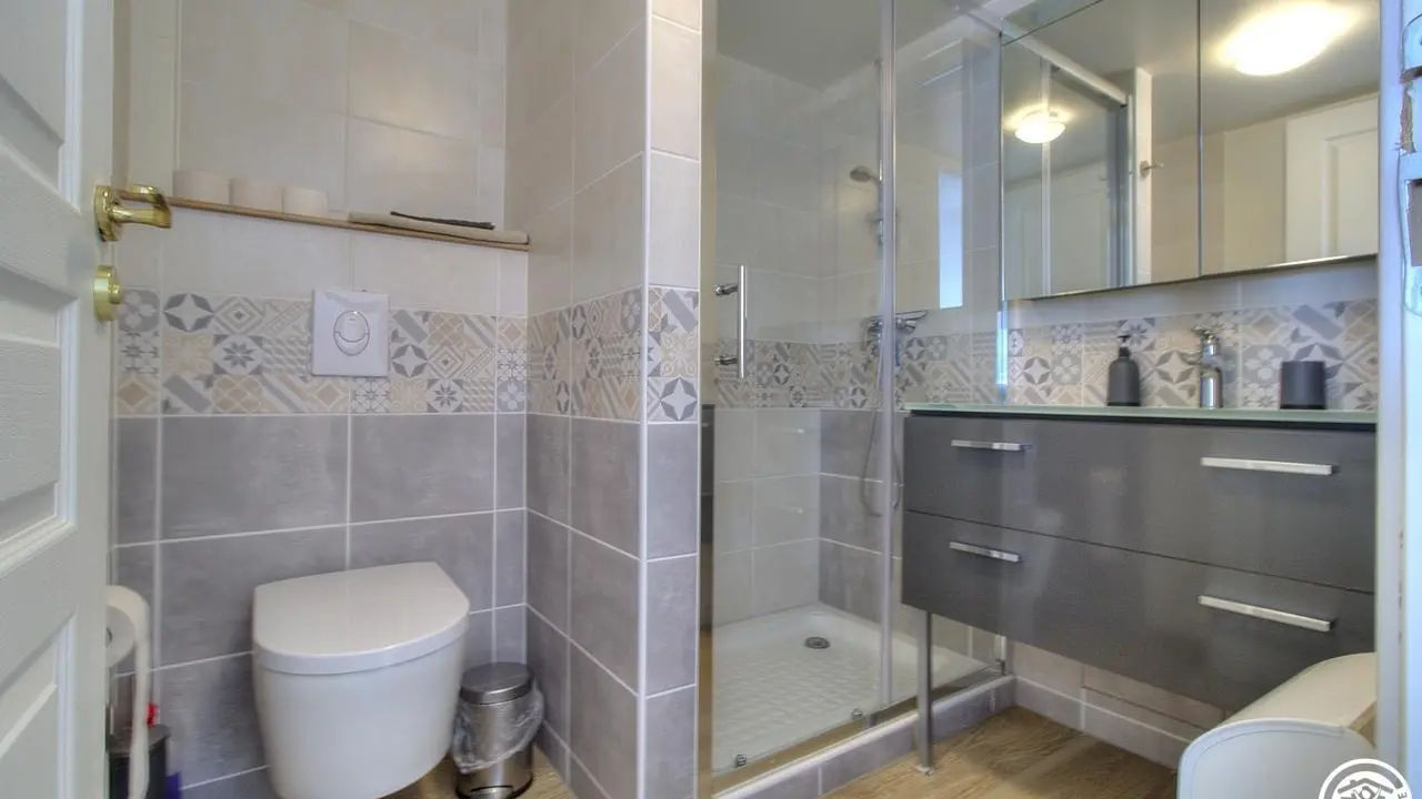 Salle d'eau Lisbonne avec WC, douche et lavabo