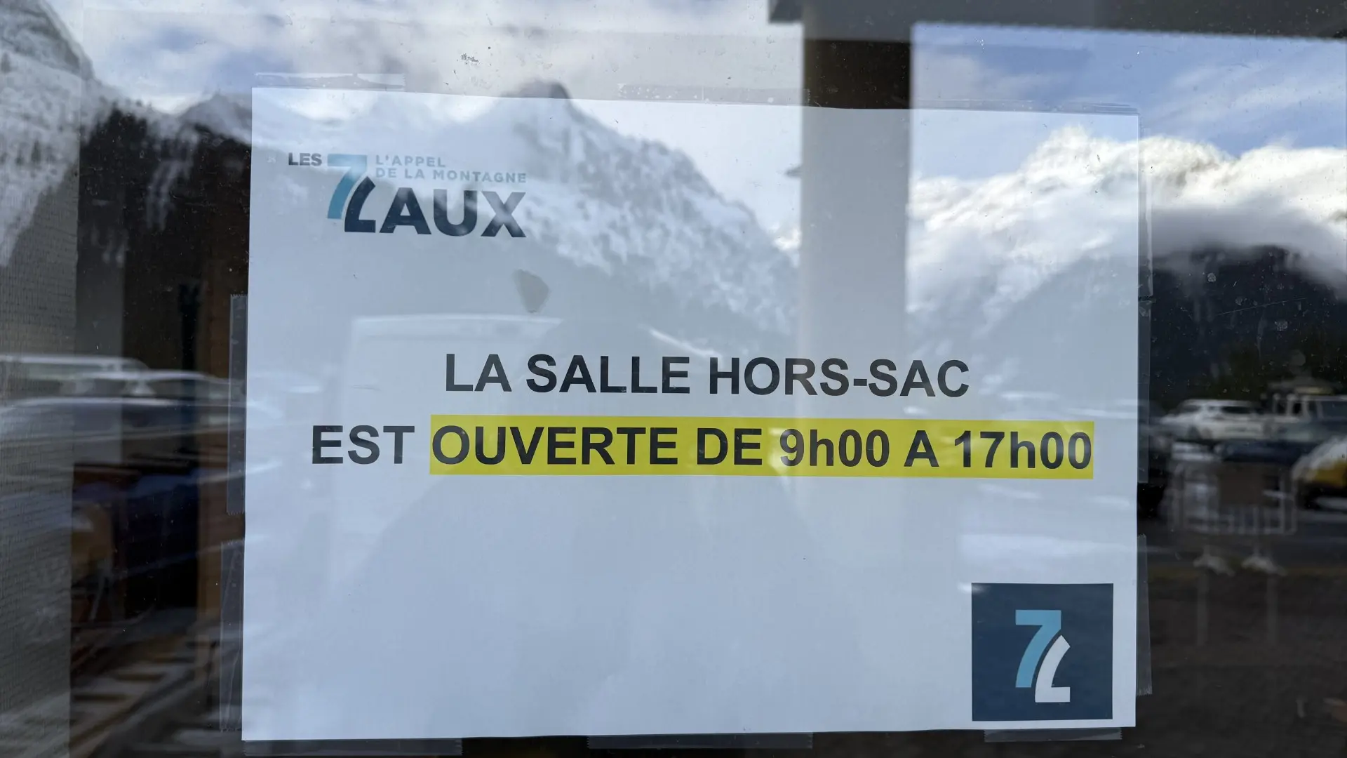 Affiche indiquant l'heure de fermeture des casiers