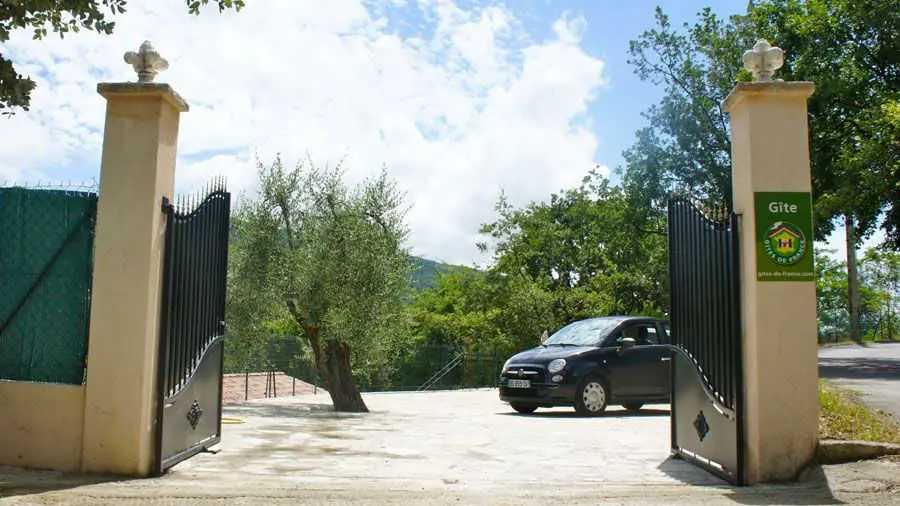 Parking Gîte La Rose Gîtes de France Alpes-Maritimes à Bendejun