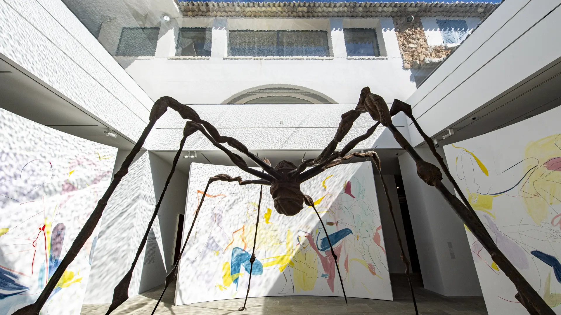 Vue d'exposition The Infinite Woman, Villa Carmignac Louise Bourgeois, Spider (Araignée) Paris Musées / Musée d’Art moderne