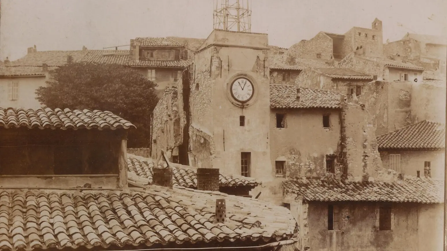 L'ancienne tour de l'horloge avant 1898 au milieu du quartier éponyme.