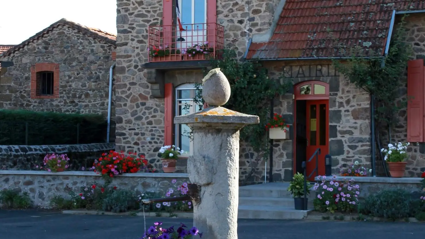 Fontaine et maison Javaugues