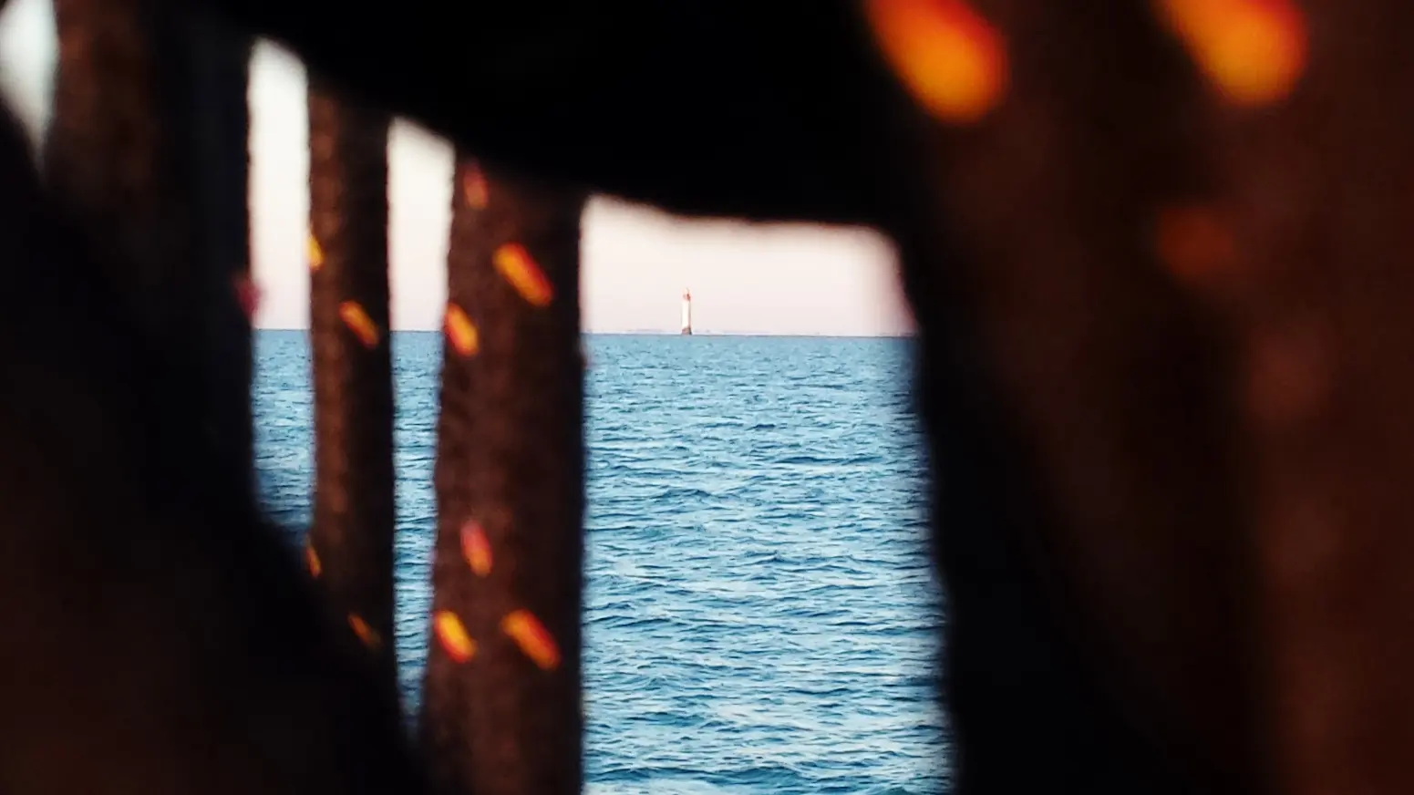 Faro de Chauveau entre las amarras