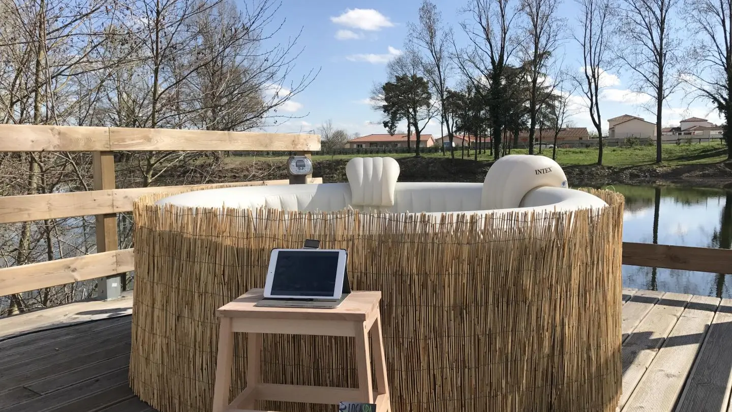 Location de spa possible auprès du gérant lors de la réservation, celui-ci peut-être installé sur la terrasse du chalet.