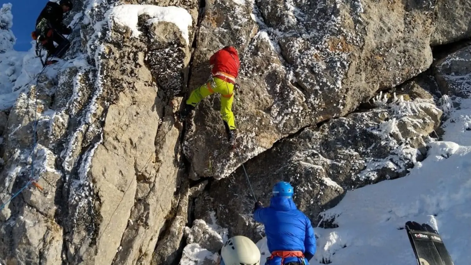Grimpeurs sur la barre équipée des Habères en hiver