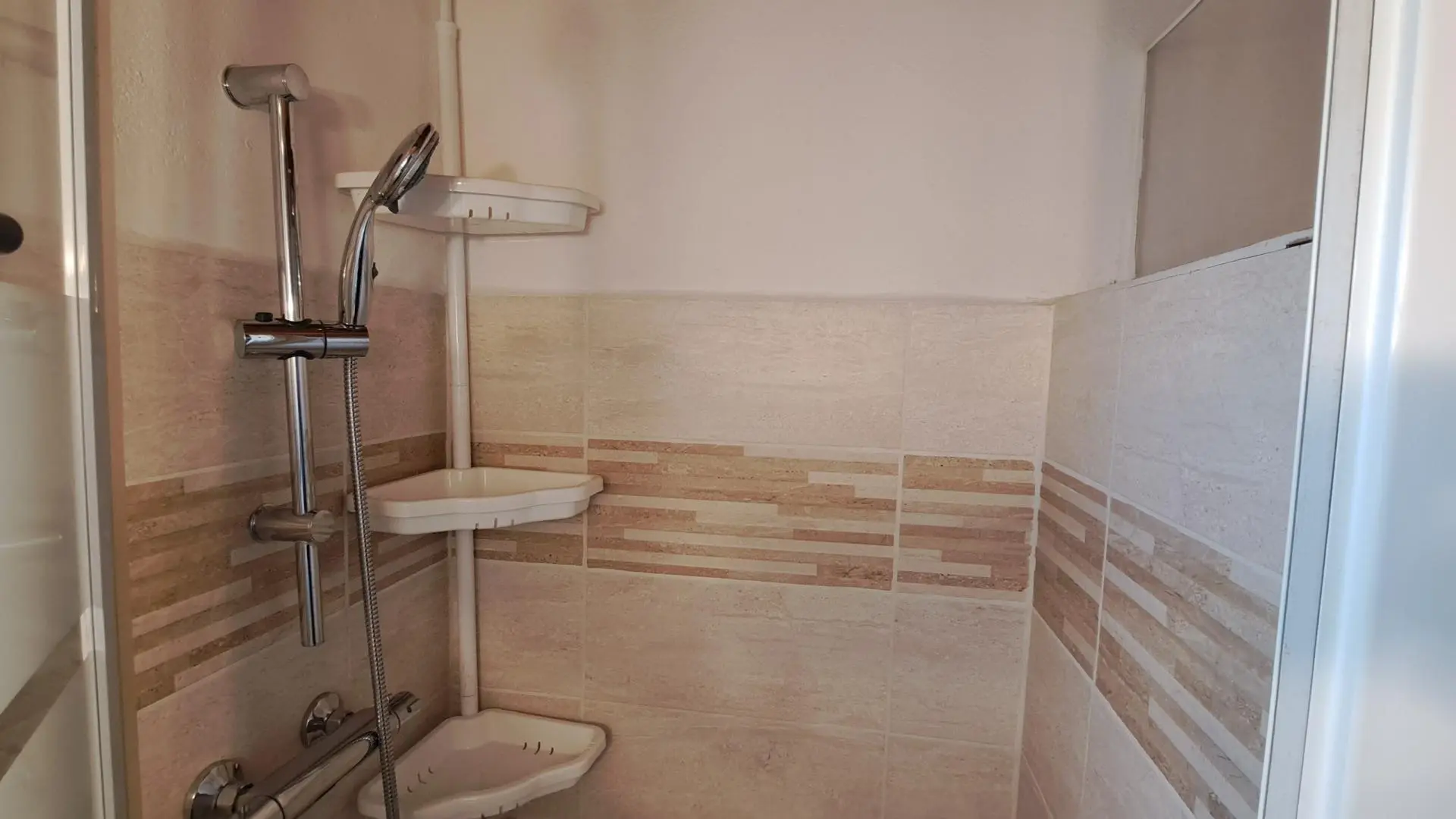 Salle d'eau de l'Oustau dei Aucèus, douche.
