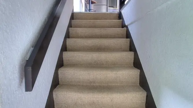 L'escalier qui mène à la pièce de vie.