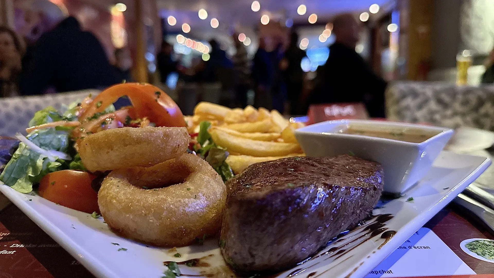 assiette steak salade frites onnion rings