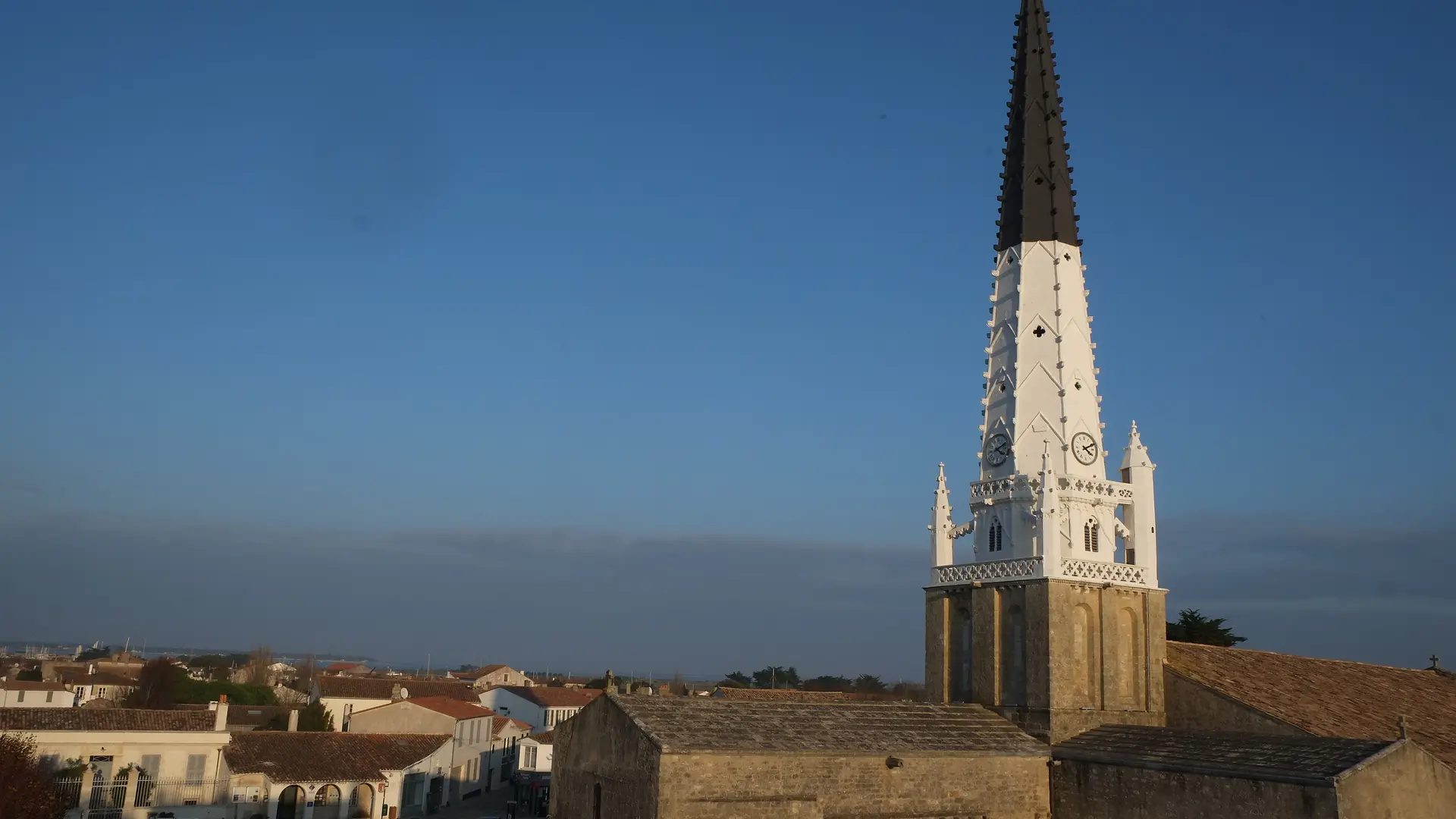 Chambre 25 exceptionnelle avec vue calme sur le clocher et la mer