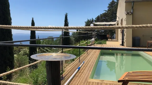 Terrasse depuis la piscine