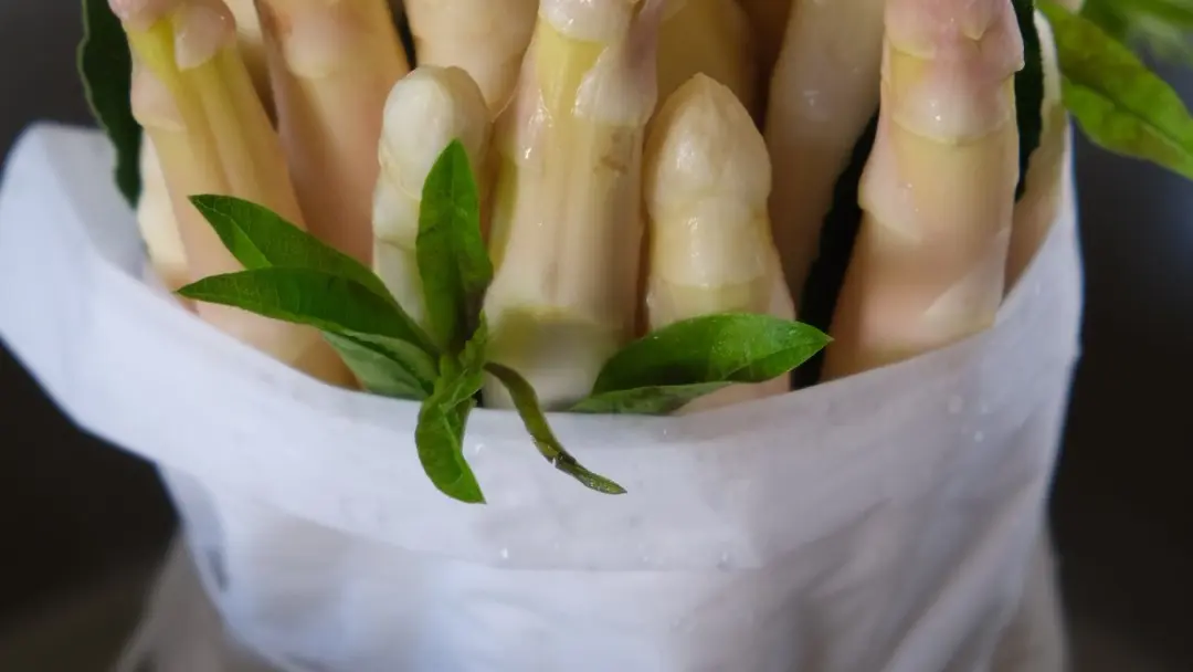 Spargel mit Eisenkraut