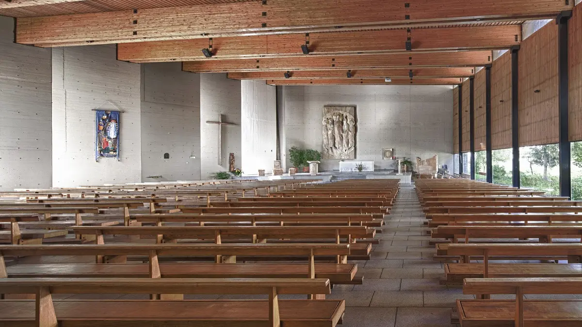 Vue intérieure de l'église Sainte-Bernadette d'Annecy