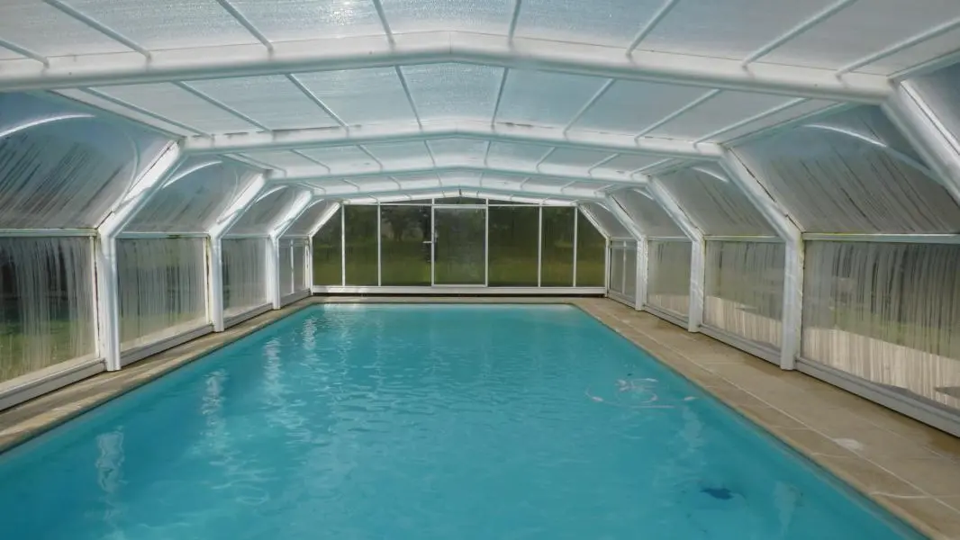 La piscine couverte des propriétaires est mise à la disposition des hôtes sous conditions.