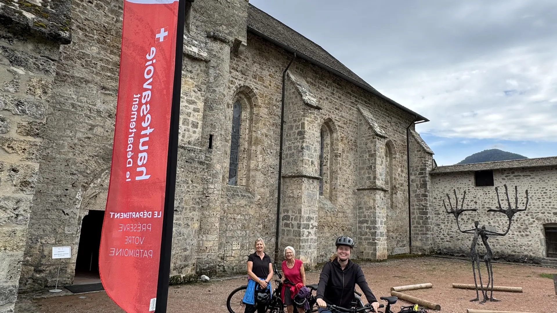 Cyclistes devant la Chartreuse