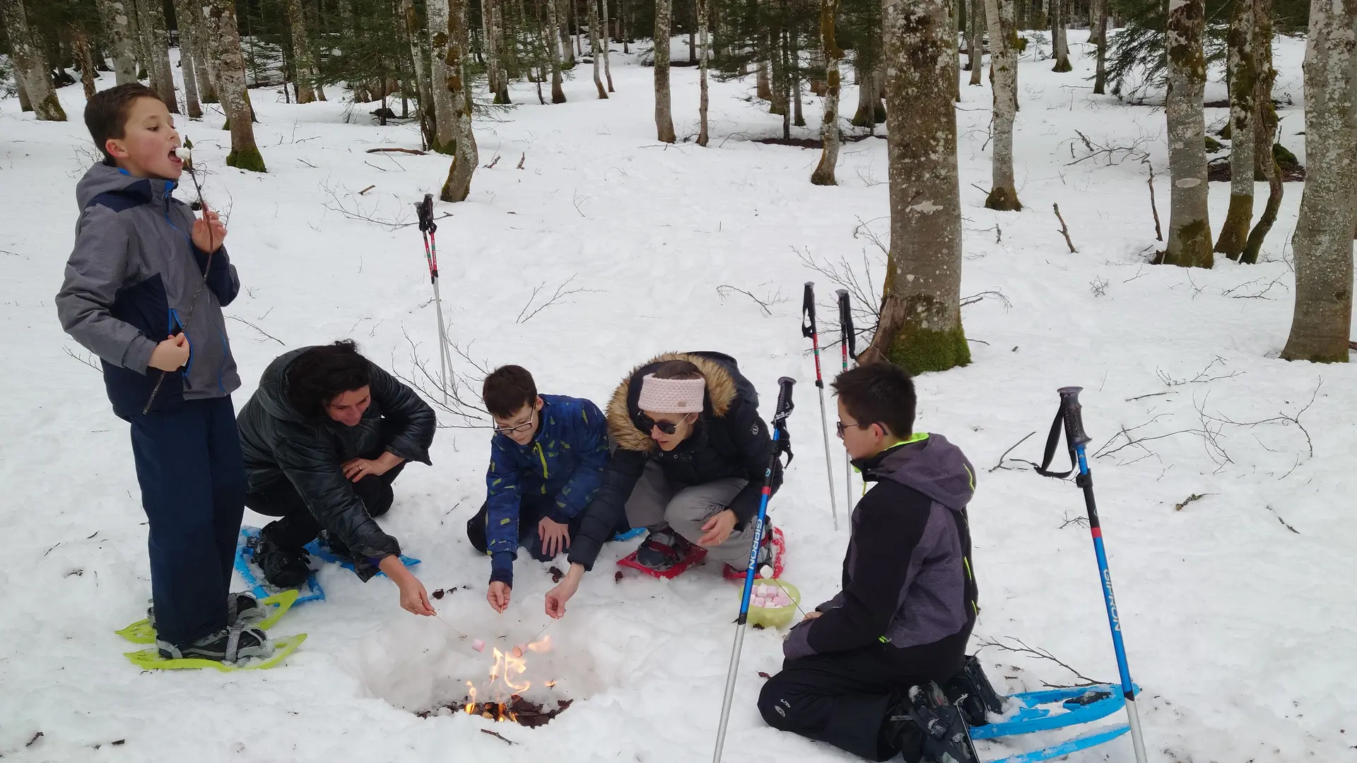 Balade raquettes famille Guimauves sur le feu