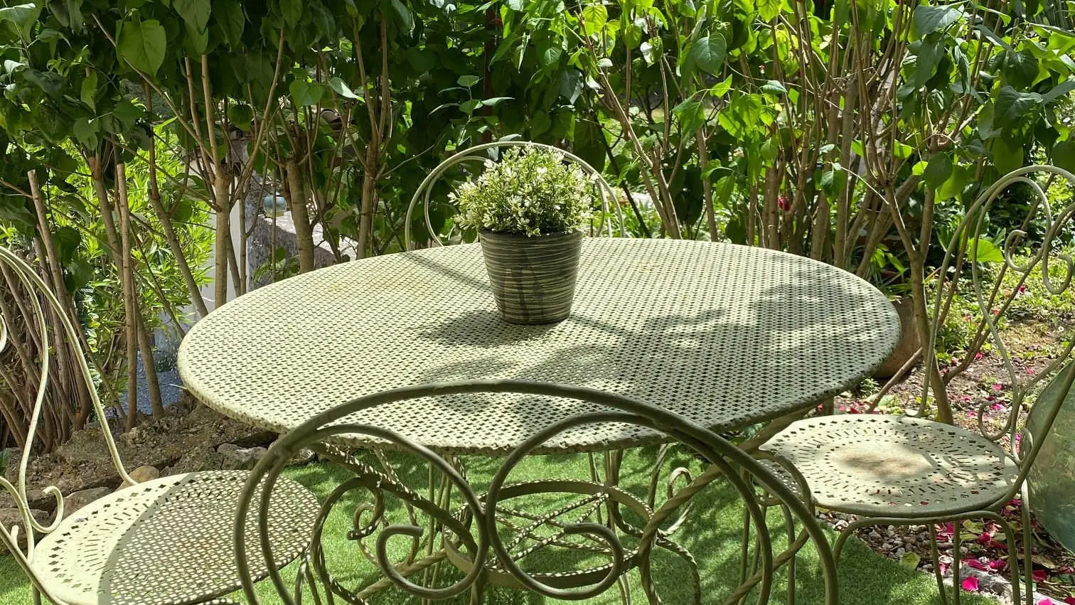 Gîte L'Orangeraie-Table jardin-Vallauris Golfe Juan-Gîtes de France Alpes-Maritimes