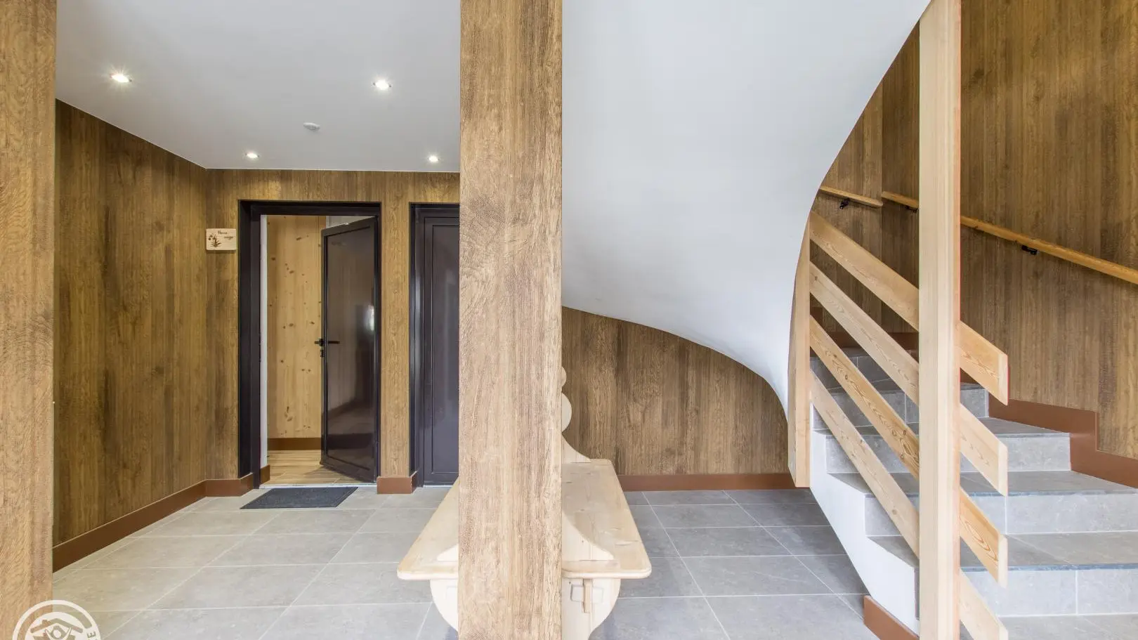 Gîte au rez-de-chaussée (porte ouverte à gauche)
