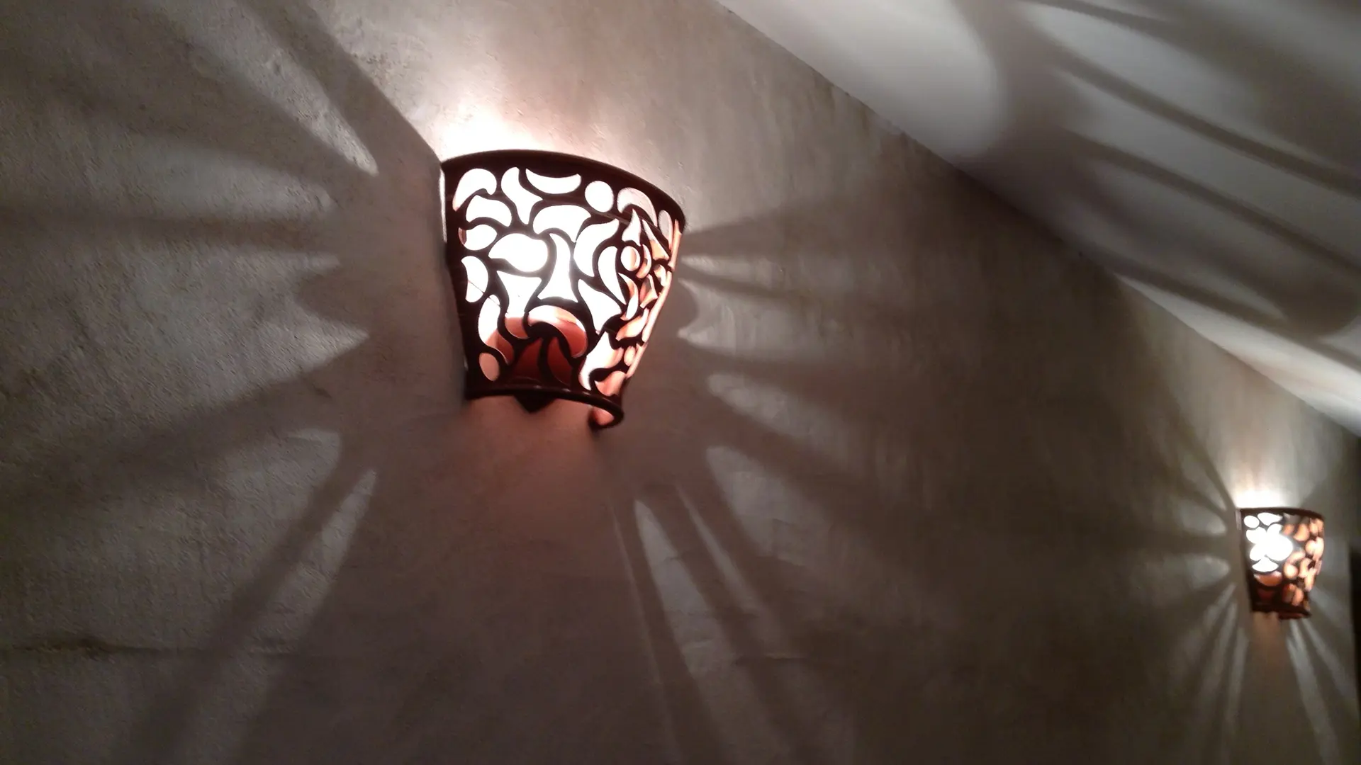 appliques en faïence décorée de fils de porcelaine