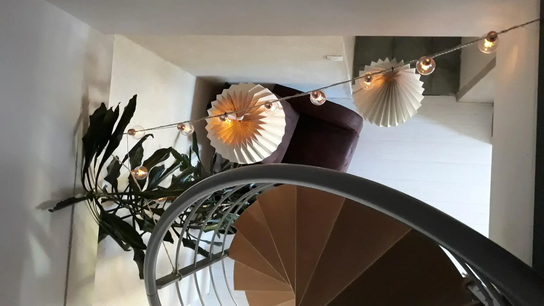 guirlandes de papier et lumières pour une douce ambiance