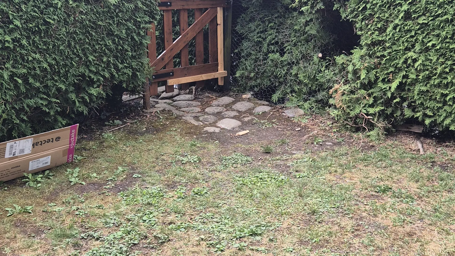 Jardin et portillon pour accéder à la place de parking