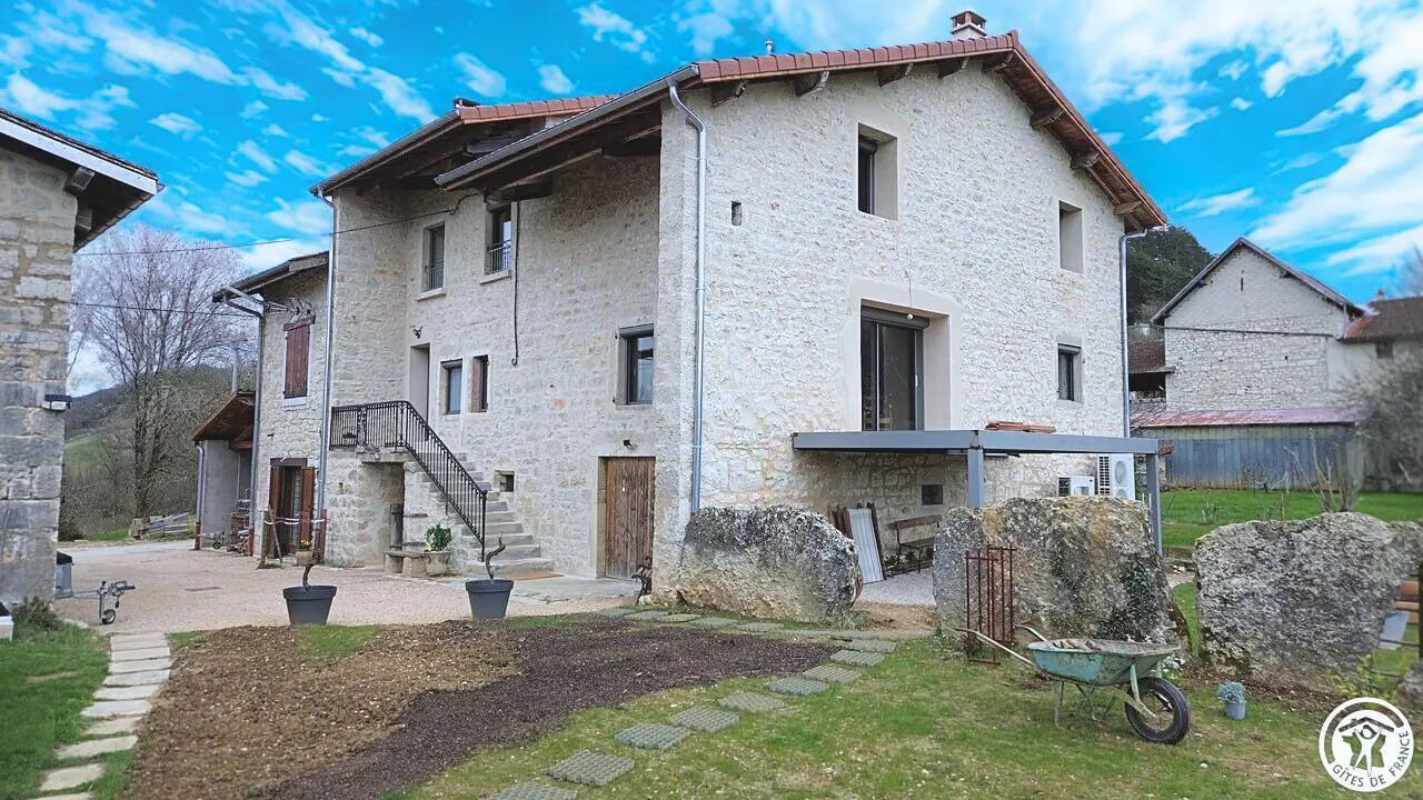 Maison entièrement restaurée, avec le charme des pierres
