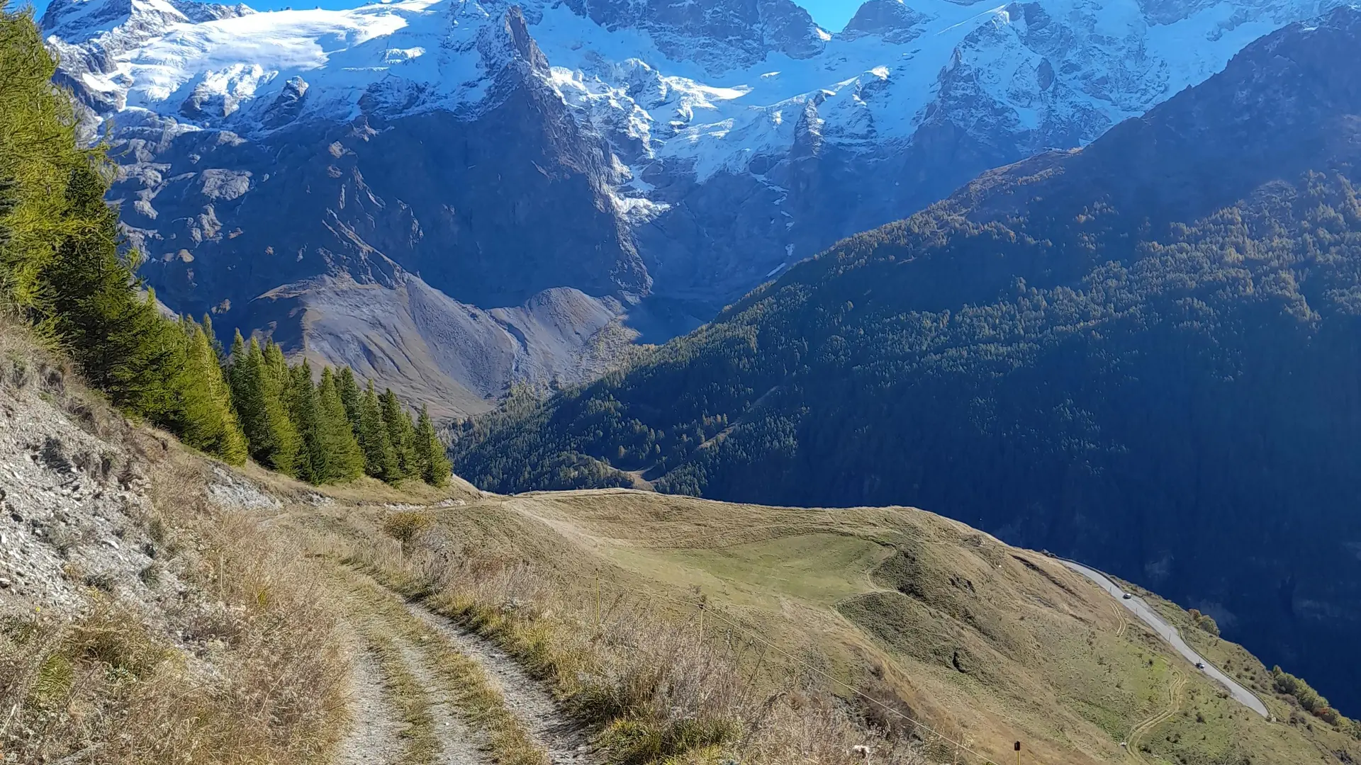 chemin d'accès au hameau des Clots