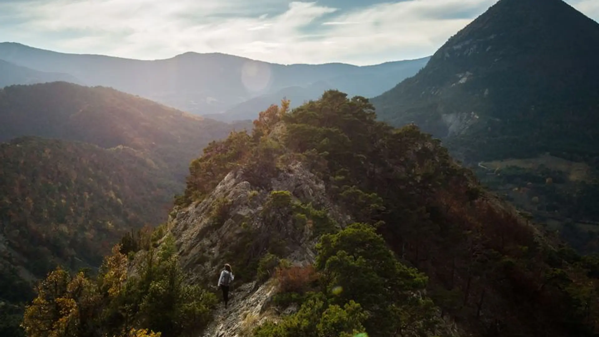 Le sentier passe de col en col et offre une vue panoramique